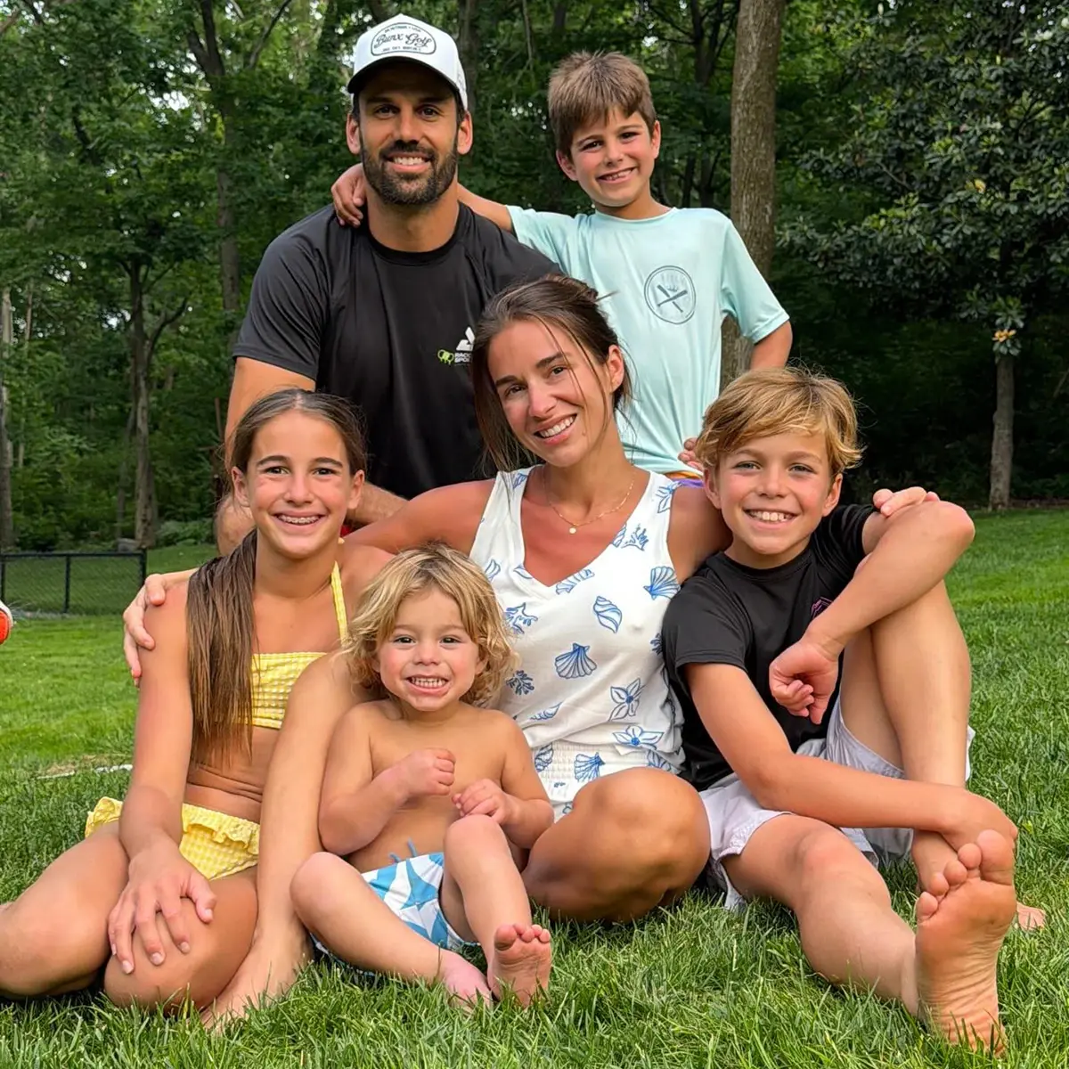 Jessie James Decker și Eric Decker au împărtășit o fotografie de la plajă care arată corpurile tonificate ale familiei