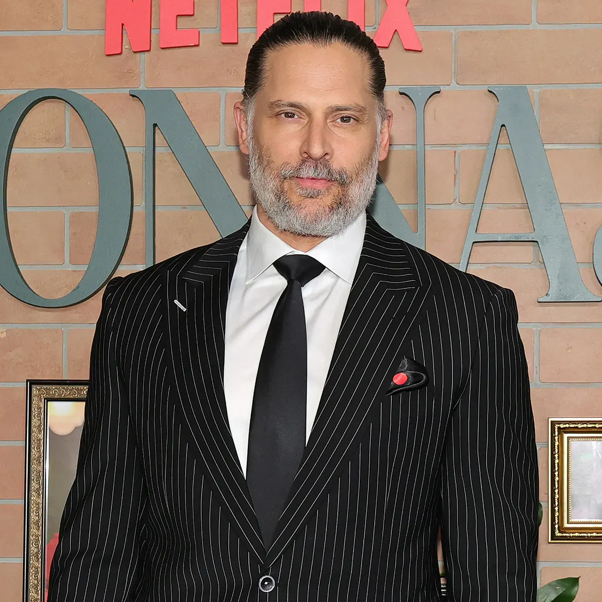 Joe Manganiello acoperă cicatricile chirurgicale cu un dragon tatuat