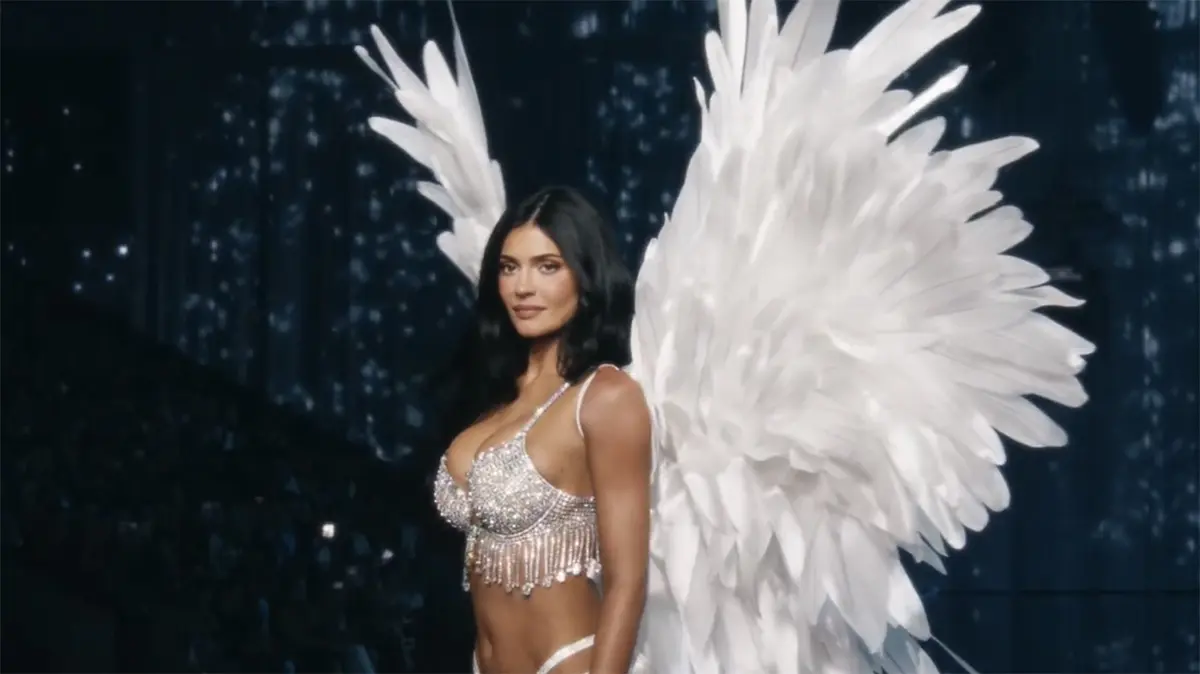 Kylie Jenner poartă sutienul de vis de 50 de milioane de dolari la show-ul Victoria's Secret