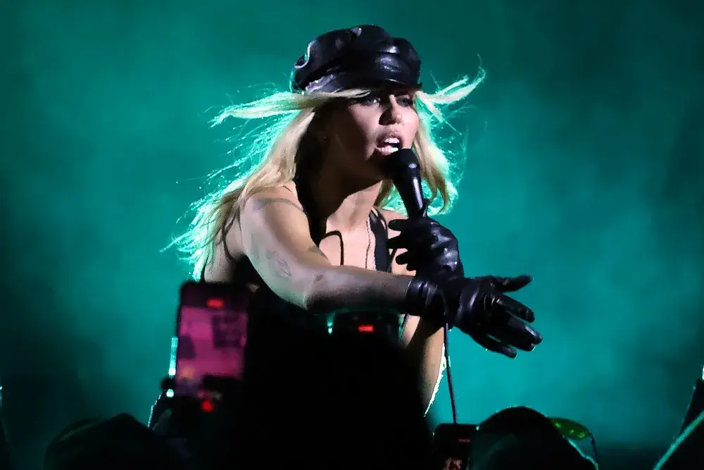 Miley Cyrus răspunde la criticii de la Hollywood Bowl și anunță probabilitatea unui al doilea concert