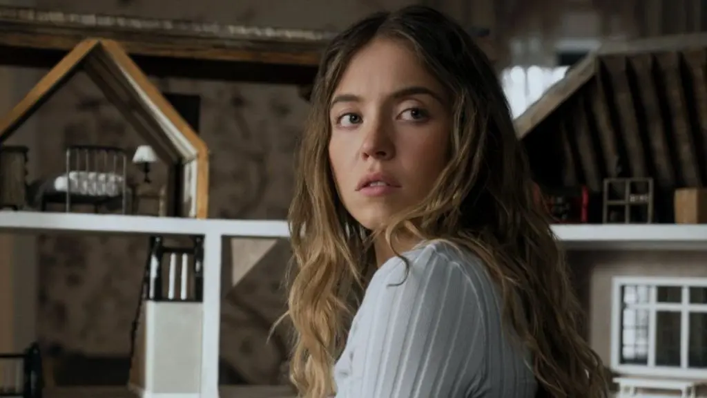Scântei pe platou: Sydney Sweeney și Stephen Kalyn, surprinși într-un moment pasional