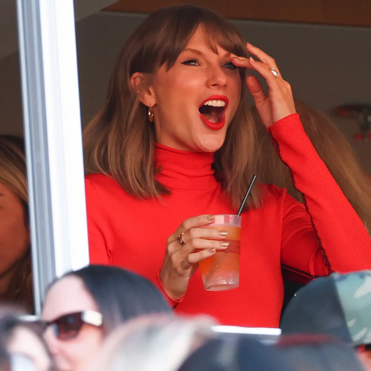 Taylor Swift, din nou în tribune: Susținere cu stil pentru Travis Kelce