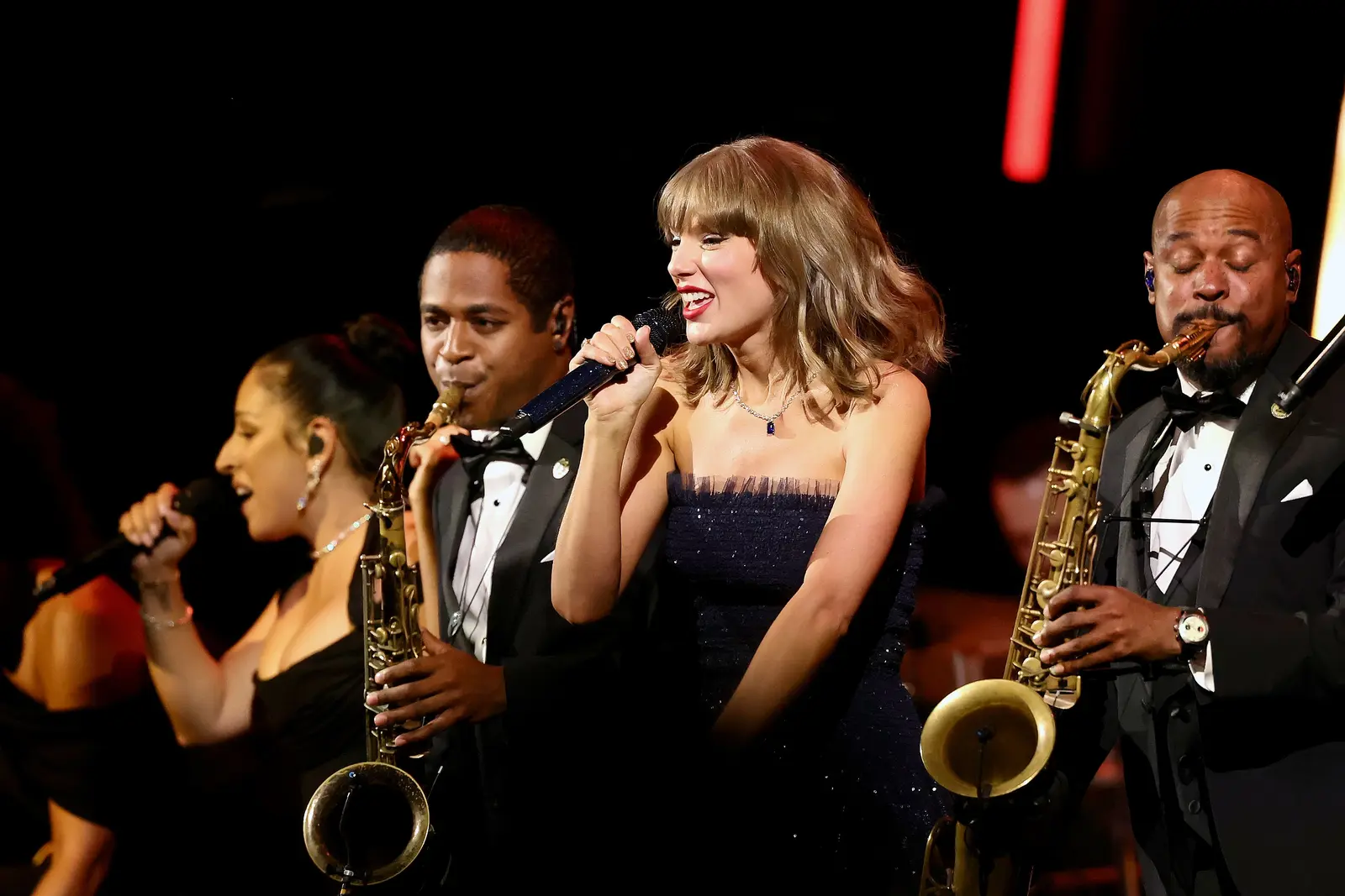 Taylor Swift a aprins gala Academy cu prima performanță completă cu bandă din Eras Tour