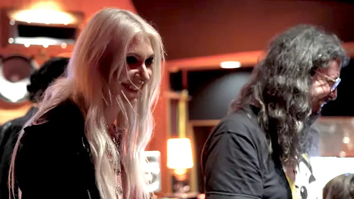 The Pretty Reckless lansează videoclipul pentru versiunea bonus a piesei About You, cu Dave Grohl și Pat Smear