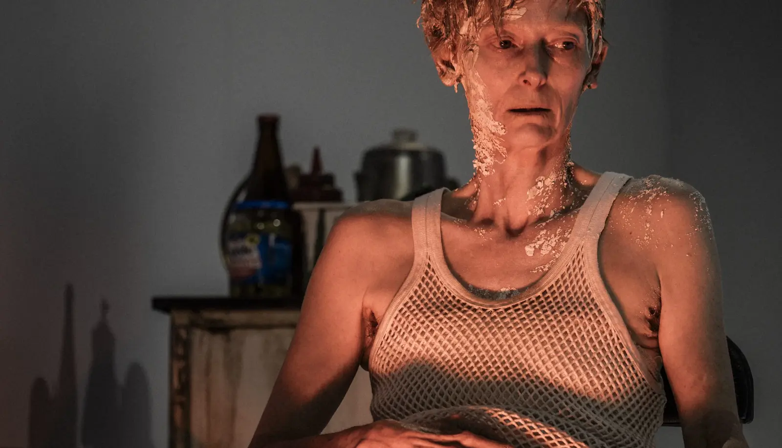 Tilda Swinton revine pe scenă: debutul în New York cu „Man to Man